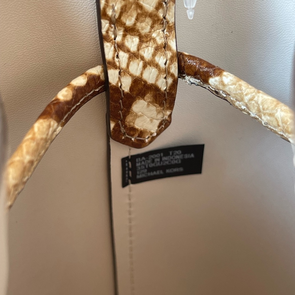 Michael Kors Small Bucket - Picture 3 of 4